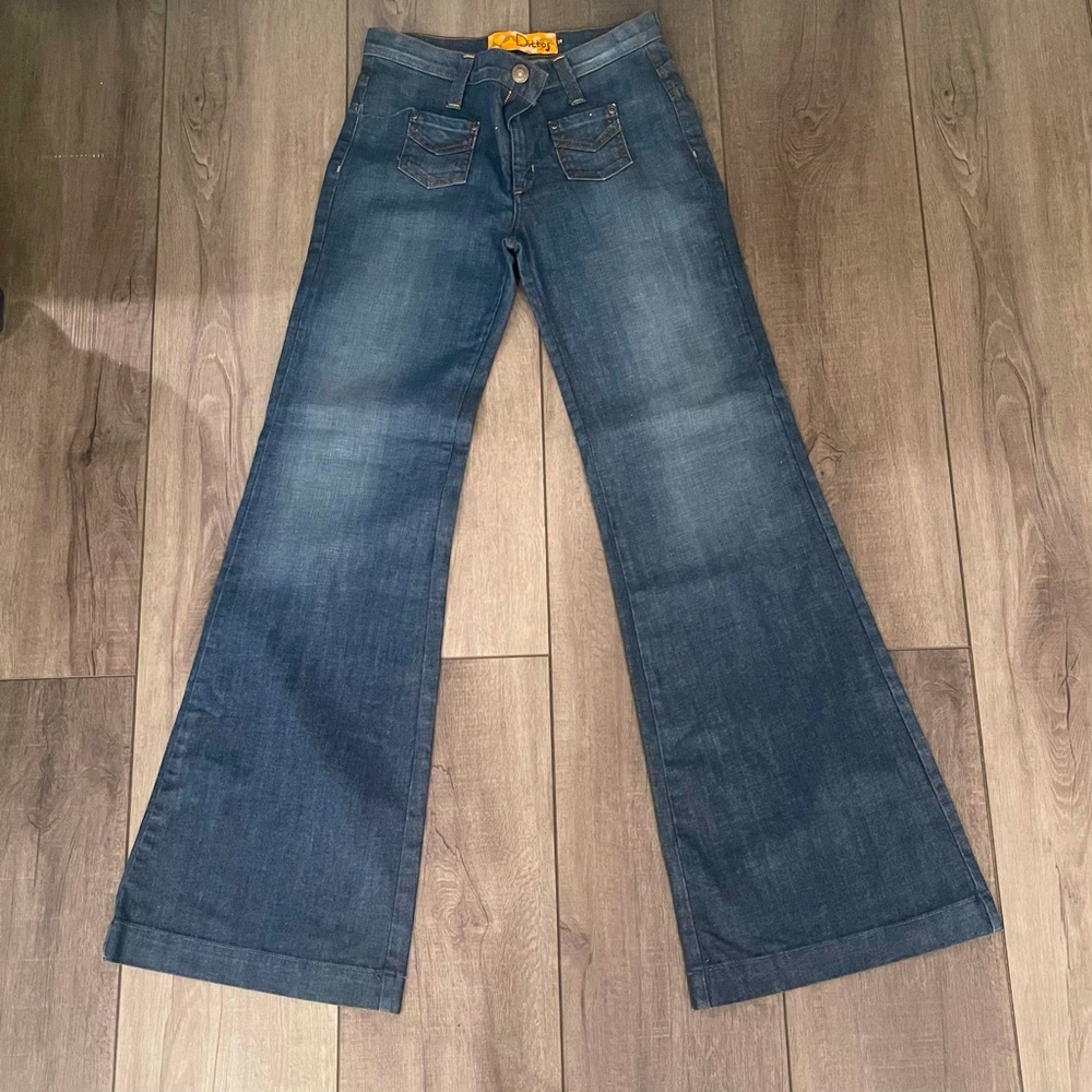 Sexy. Retro. Low rise. Wide leg denim.